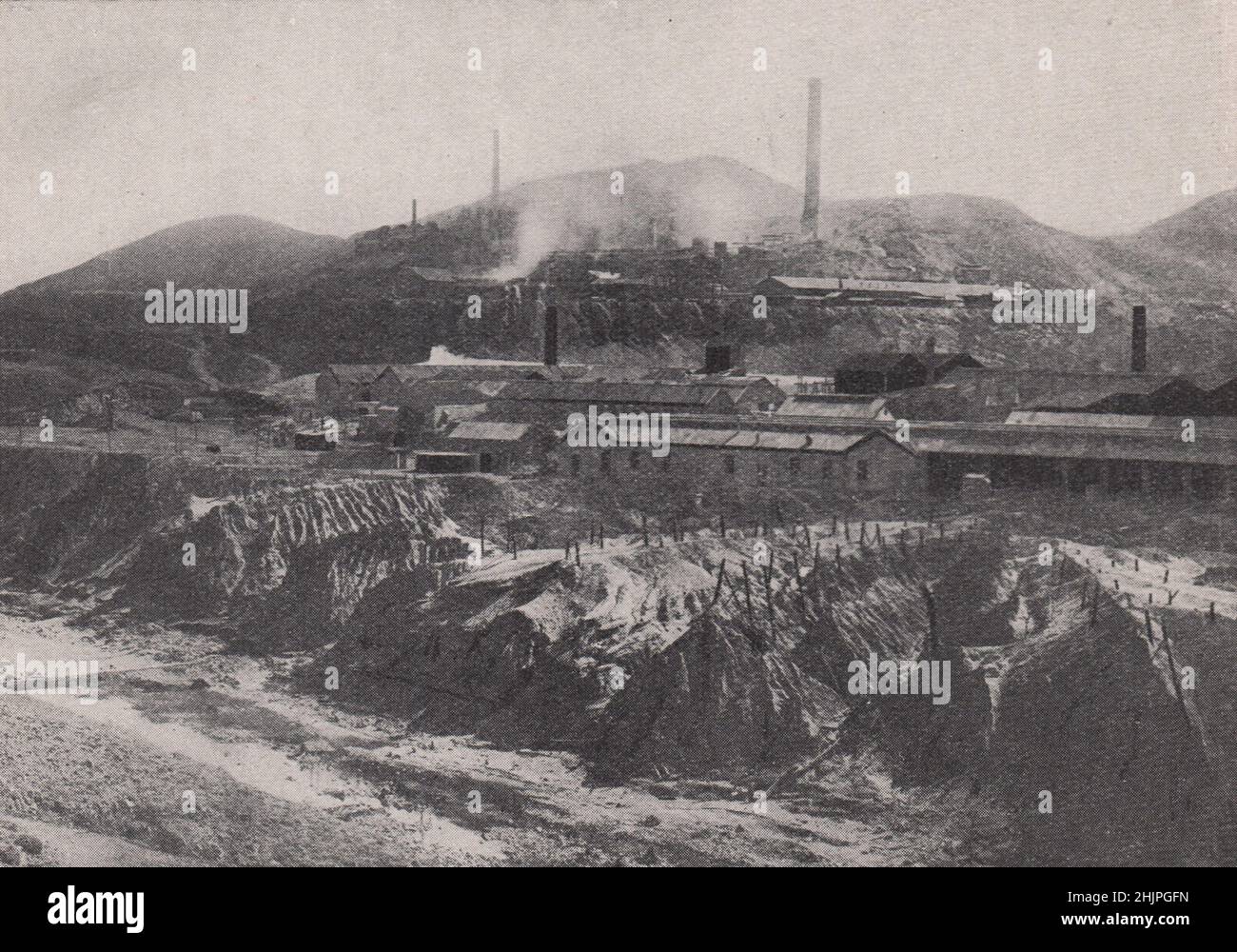 Sifting gold and copper from Queensland rock. Australia (1923 Stock