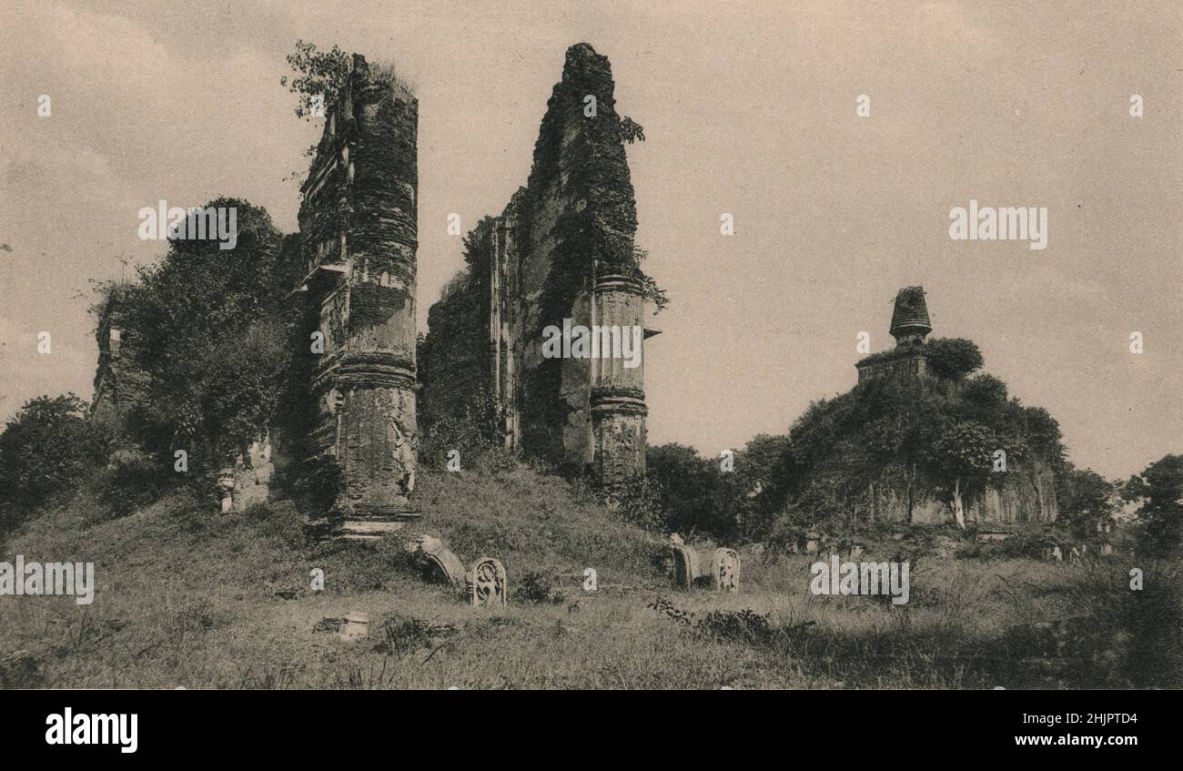 The ruins of Polonnaruwa, the old Sinhalese capital. Jetawanarama, & the 'milk-white' dagoba. Sri Lanka. Ceylon (1923) Stock Photo