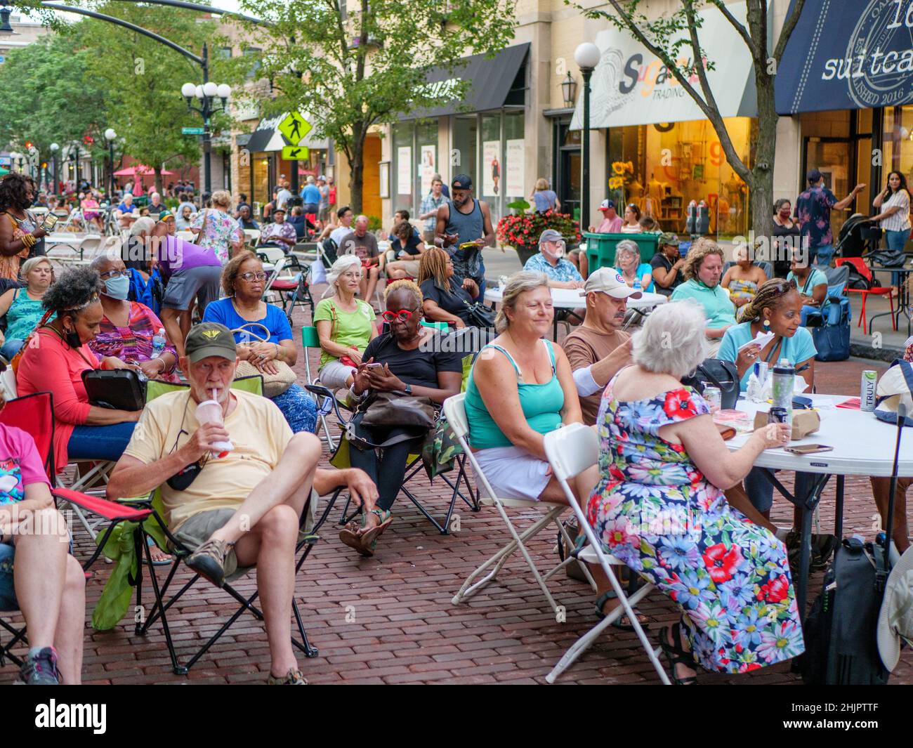 Outdoor suburban dining hires stock photography and images Alamy