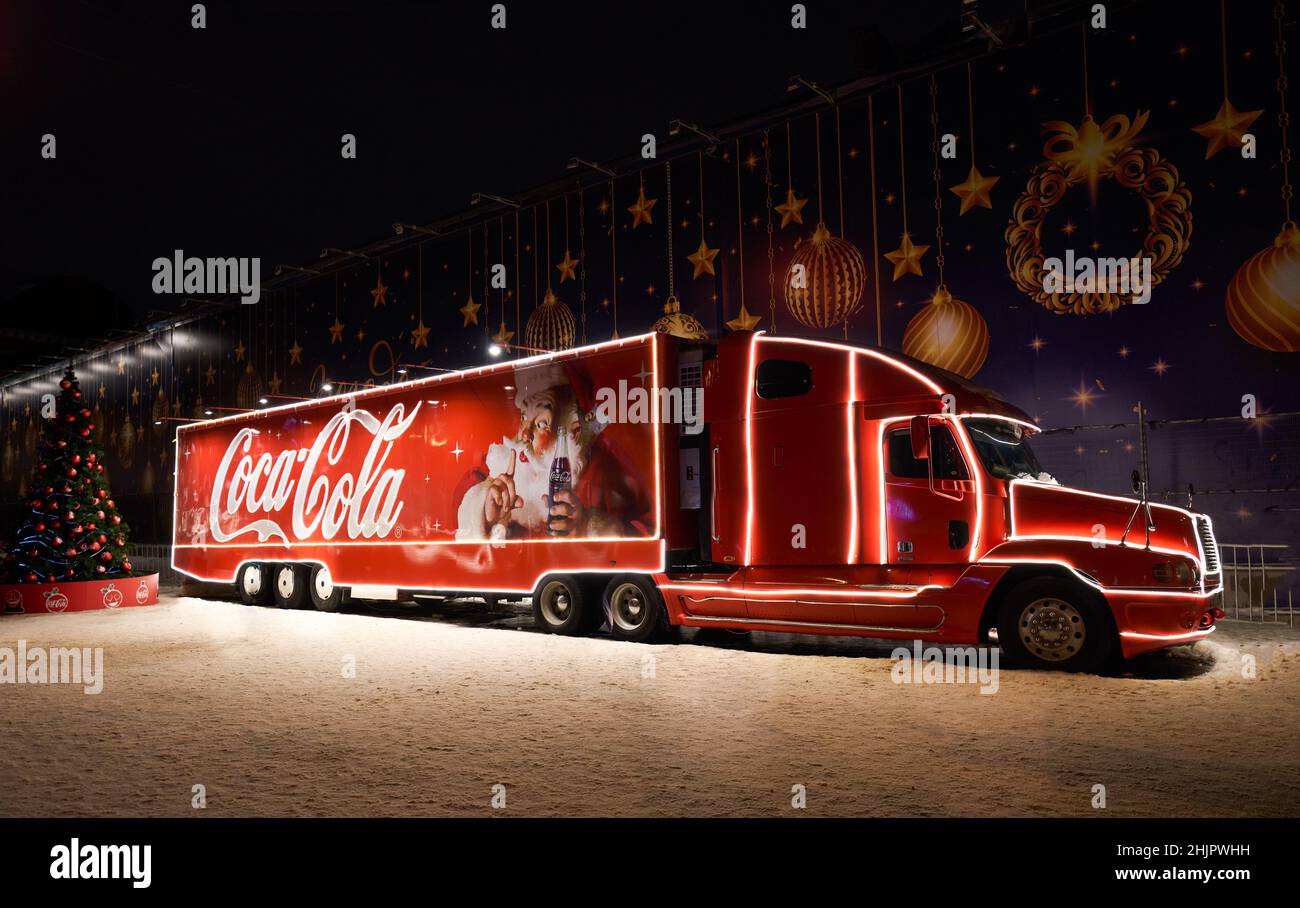 Christmas Coca Cola Truck 2022 Saint Petersburg, Russia - January 2022: Beautiful Christmas Coca Cola Truck  At Night Street Stock Photo - Alamy