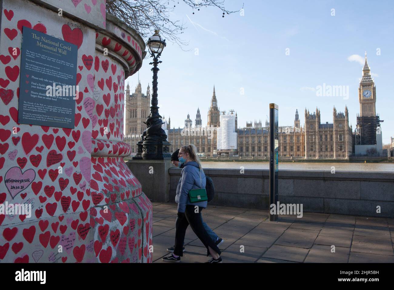 London, UK, 31 January 2022: The National Covid Memorial Wall and the Houses of Parliament, where Prime Minister Boris Johnson is speaking this afternoon about the findings of the report compiled by civil servant Sue Gray about breaches of lockdown laws at 10 Downing Street during the coronavirus pandemic. Anna Watson/Alamy Live News Stock Photo
