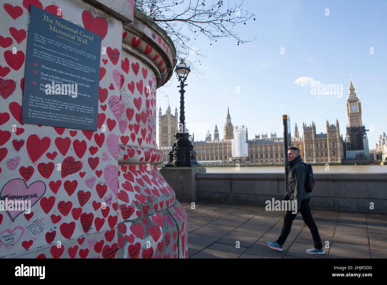 London, UK, 31 January 2022: The National Covid Memorial Wall and the Houses of Parliament, where Prime Minister Boris Johnson is speaking this afternoon about the findings of the report compiled by civil servant Sue Gray about breaches of lockdown laws at 10 Downing Street during the coronavirus pandemic. Anna Watson/Alamy Live News Stock Photo