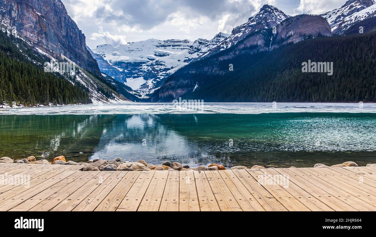 Blick über den Lake Louise in Richtung Rocky Mountains Stock Photo