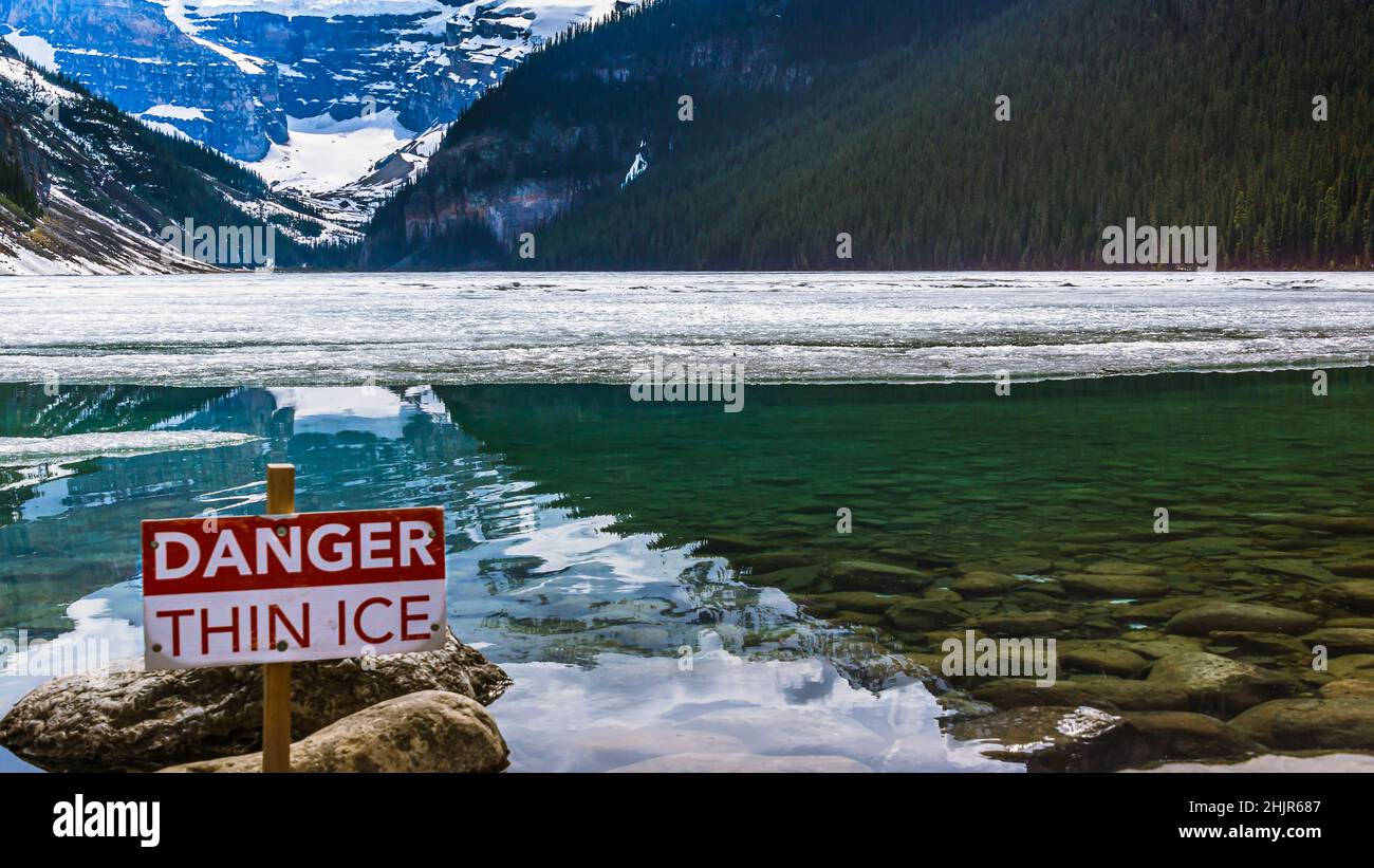 Am Lake Louise wird auf einem Warnschild auf dünnes, brüchiges Eis hingewiesen Stock Photo