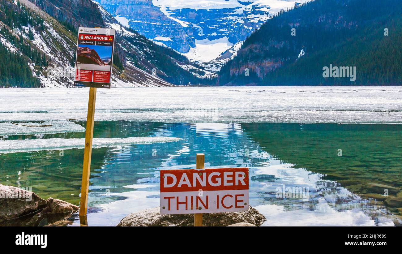 Am Lake Louise wird auf einem Warnschild auf dünnes, brüchiges Eis hingewiesen Stock Photo