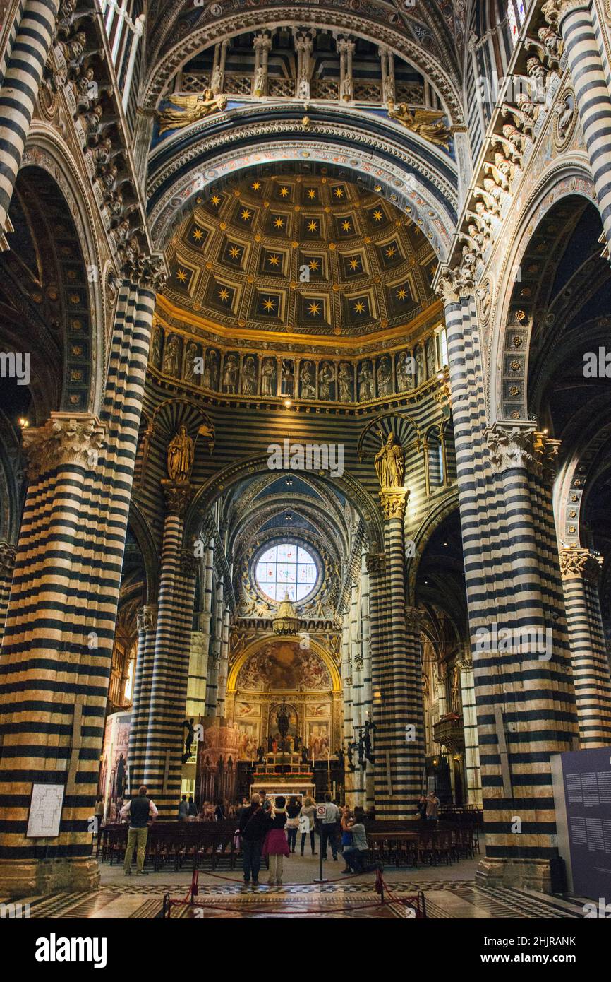Altar und Apsis von Dom Kathedrale Santa Maria Assunta von Siena, daneben Säulen von romanisch-gotischer Baustil, Siena, Toskana, Italien, Europa Stock Photo