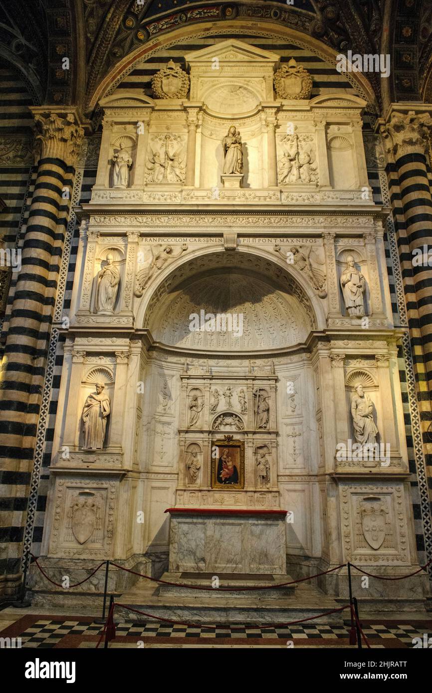 Piccolomini-Altar aus Carrara-Marmor für Francesco Todeschini Piccolomini, Papst Pius III., Dom von zu in Siena, Siena, Toskana, Italien Stock Photo