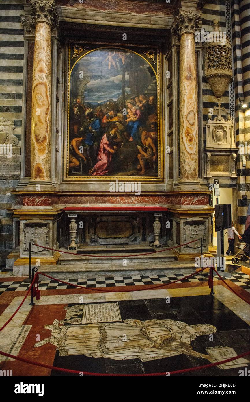 Bodenmosaik aus Marmor, Phrygia phrygische Sibylle dahinter Altar und Gemälde Anbetung Heilige Drei Könige, Dom von Siena, Siena, Toskana, Italien Stock Photo