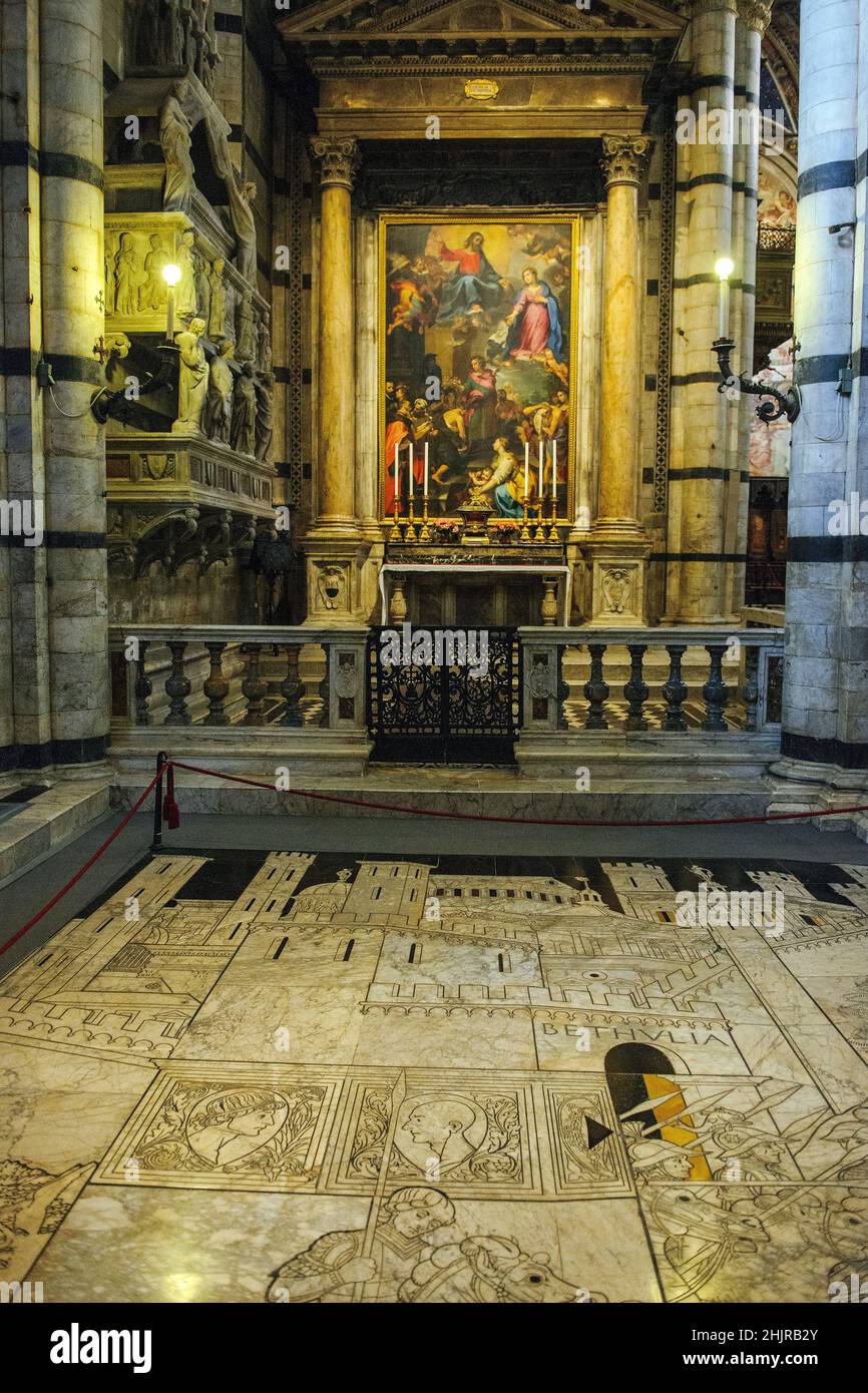 Bodenmosaik aus Marmor Geschichte der Judith, im Hintergrund Altar des Sant'Ansano, Dom von zu in Siena, Siena, Toskana, Italien Stock Photo