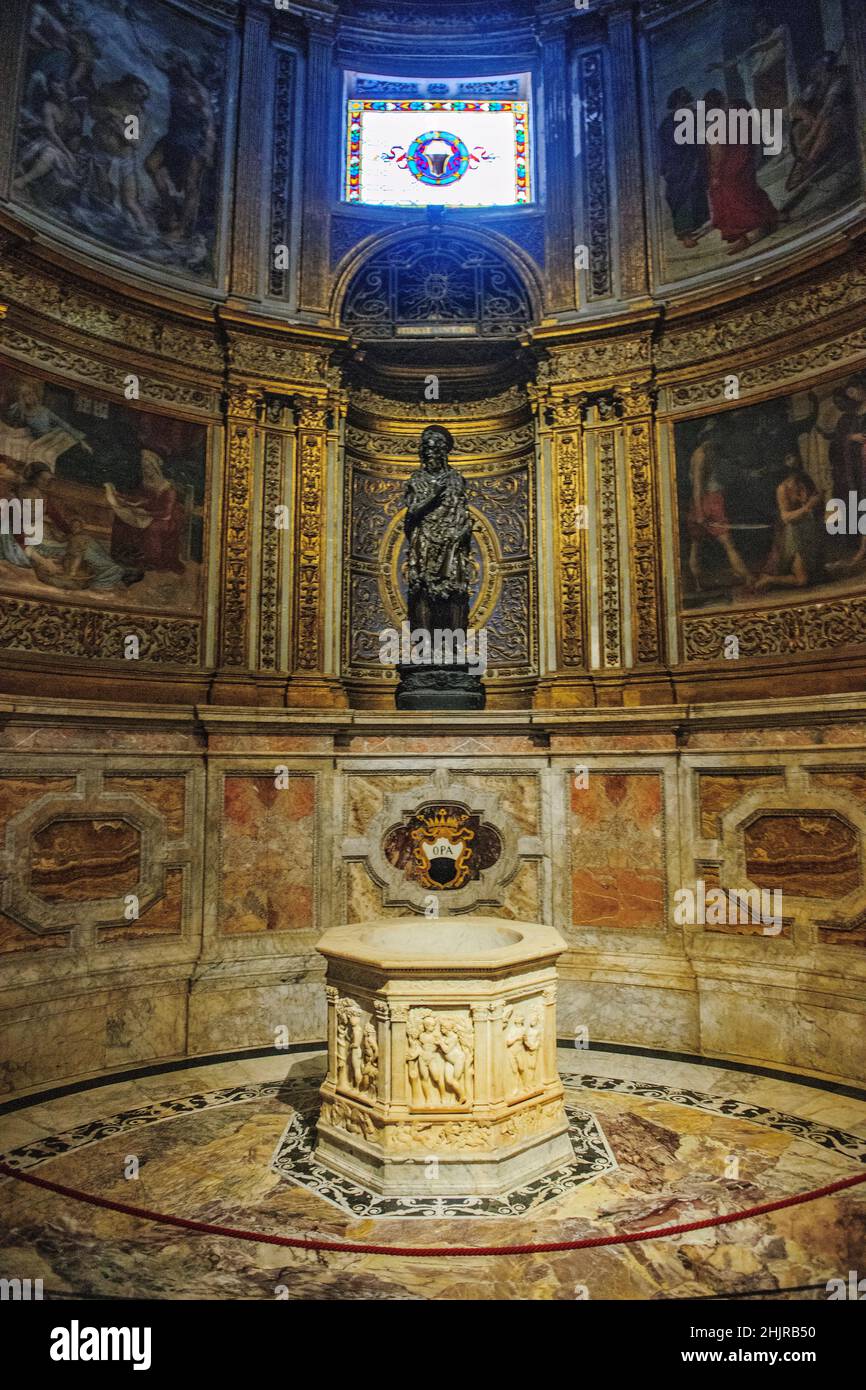 Achteckiges Taufbecken zugeschrieben Antonio Federighi in Kapelle Johannes der Täufer, Dom von zu in Siena, Siena, Toskana, Italien Stock Photo