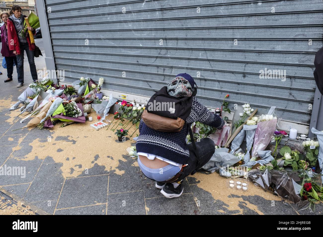 FRANCE. PARIS (75) NOVEMBER 14, 2015 - THE DAY AFTER THE TERRORIST ATTACKS OF NOVEMBER 13, 2015, TRIBUTE TO THE VICTIMS OF THE RESTAURANT LE PETIT CAM Stock Photo