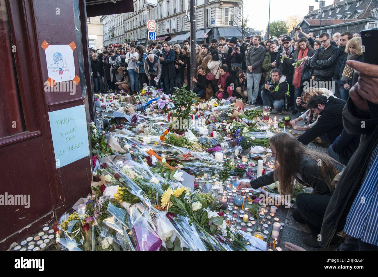 FRANCE. PARIS (75) 11/14/15 - AFTER THE TERRORIST ATTACKS OF NOVEMBER 13, 2015, PARISIANS HOMAGE TO THE VICTIMS OF LE CARILLON RESTAURANT, AT THE CORN Stock Photo
