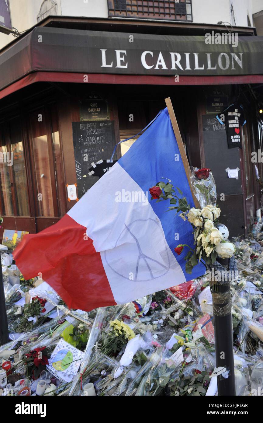 FRANCE. PARIS (75) 11/14/15 - AFTER THE TERRORIST ATTACKS OF NOVEMBER 13, 2015, PARISIANS HOMAGE TO THE VICTIMS OF LE CARILLON RESTAURANT, AT THE CORN Stock Photo