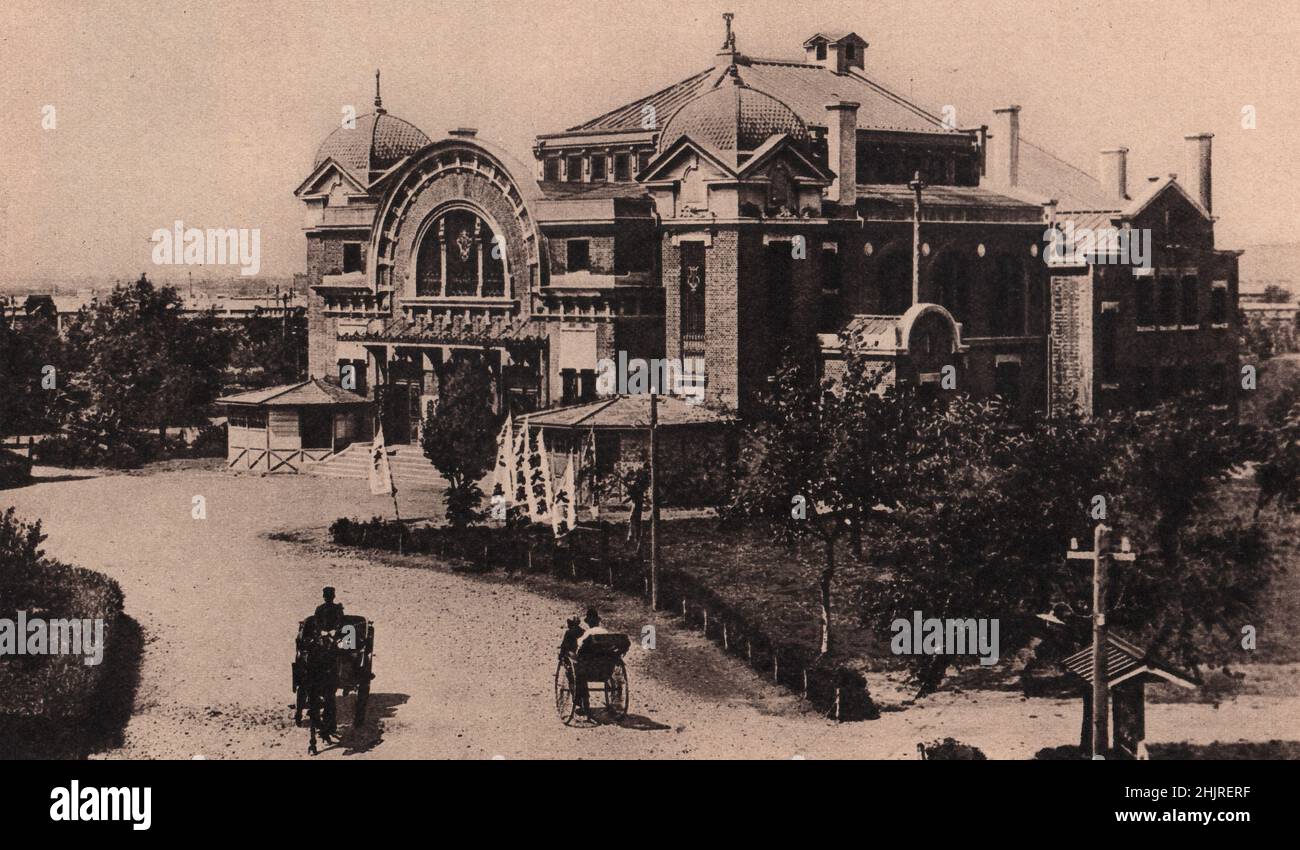 A carriage/droshky side by side with the rickshaw of the Orient. Dairen by the South Manchuria Railway. China (1923) Stock Photo