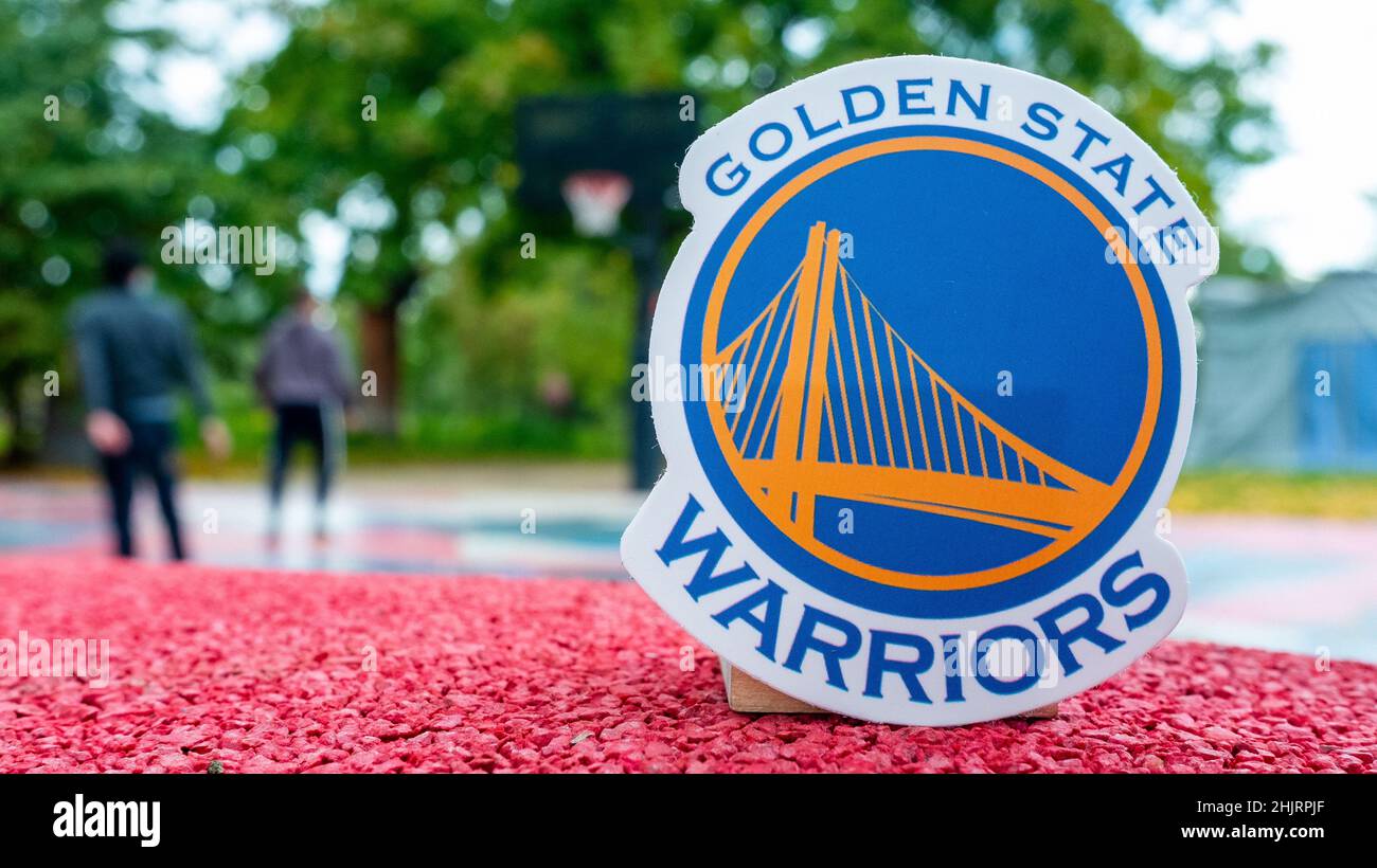 September 15, 2021, San Francisco, USA, The emblem of the Golden State Warriors basketball club on the sports ground. Stock Photo