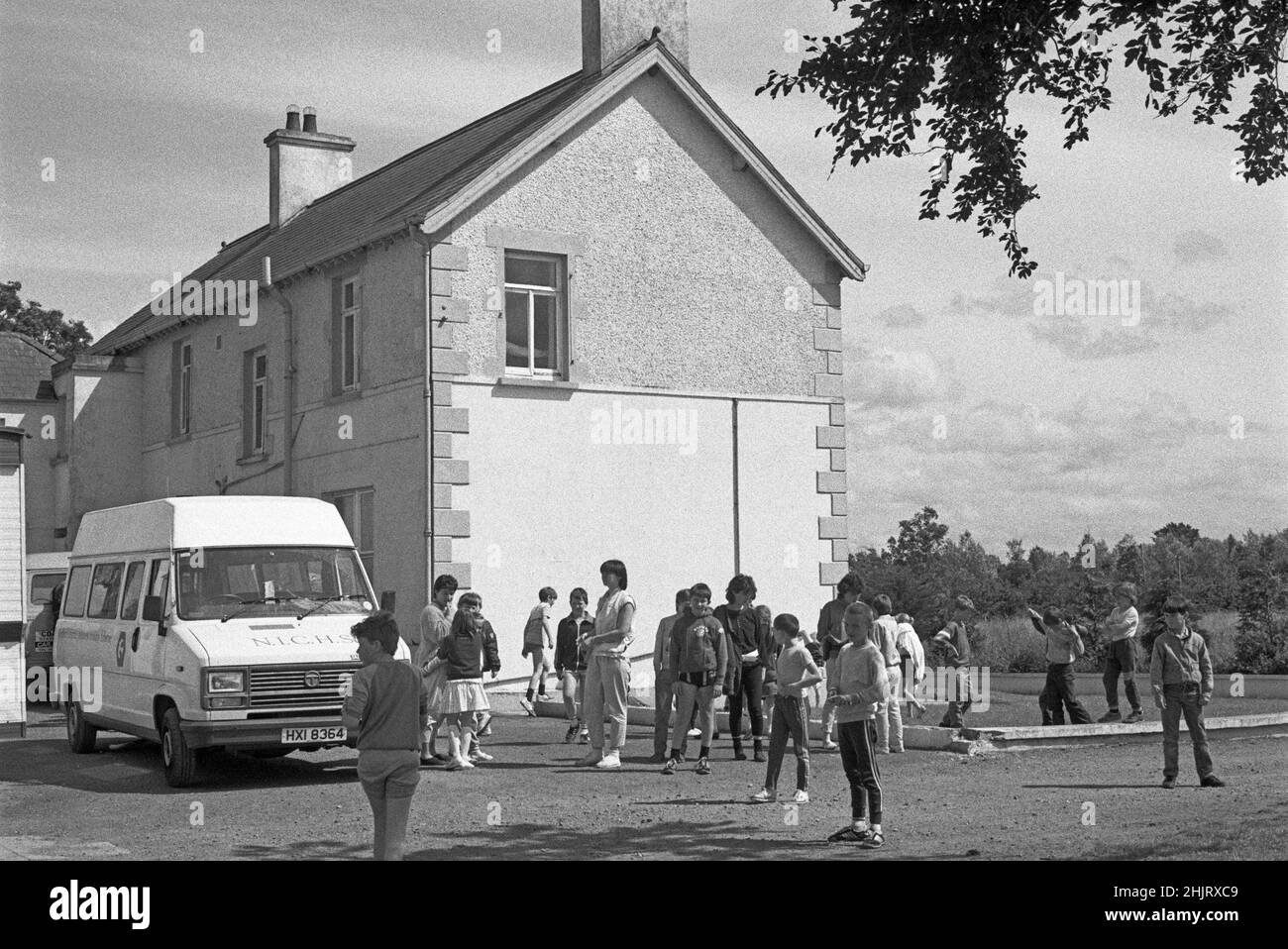 Group of children organised by Northern Ireland Childrens Holiday Scheme, N.I.C.H.S., Waterside House, July 1986, Craigavon, Northern Ireland Stock Photo