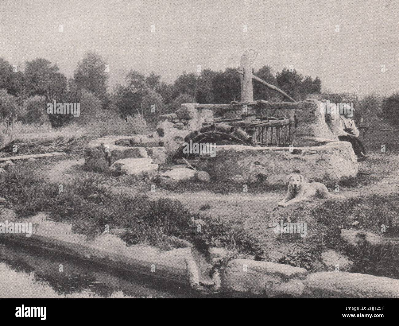 Old-Fashioned Noria in the Thirsty Province of Badajoz. Spain (1923) Stock Photo