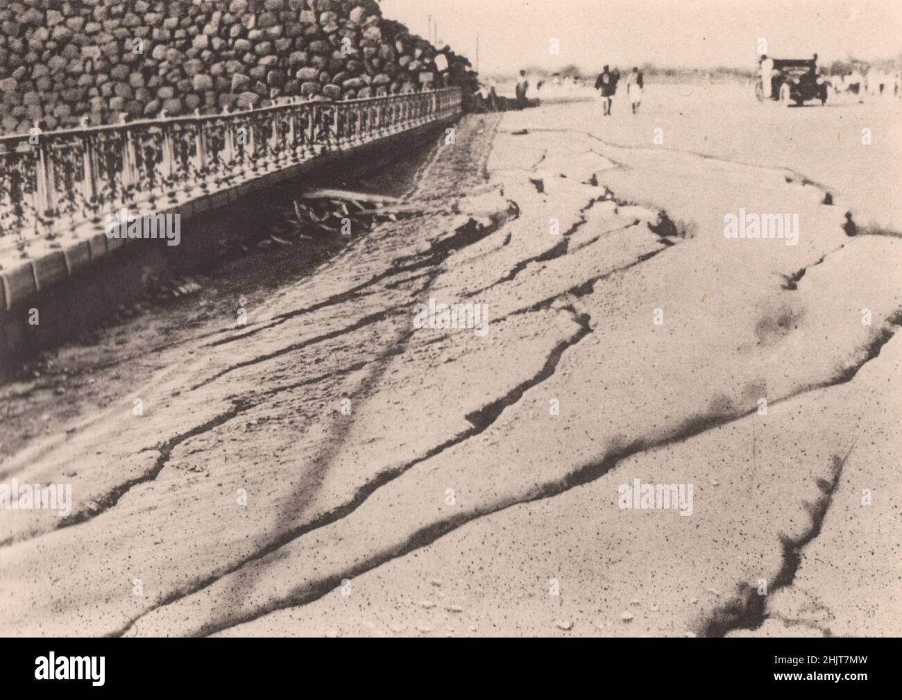 Japan Earthquake 1923: Fissures on the 'Gaisen' Road in front of the imperial palace. (Right side) Stock Photo