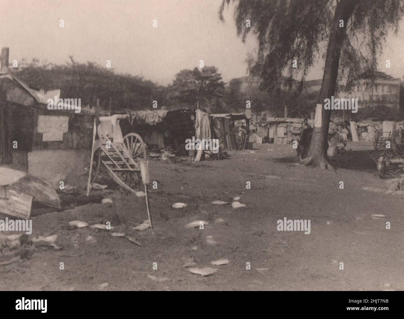 Japan Earthquake 1923: Refugees sheds at Ushigafuchi park, near Kudan Stock Photo