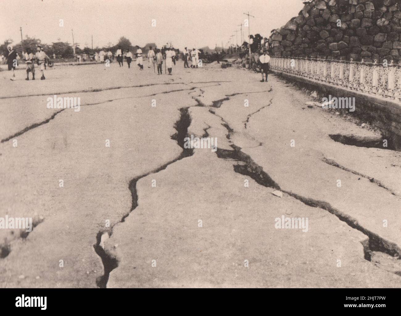 Japan Earthquake 1923: Fissures on the 'Gaisen' Road in front of the imperial palace. (Left Side) Stock Photo