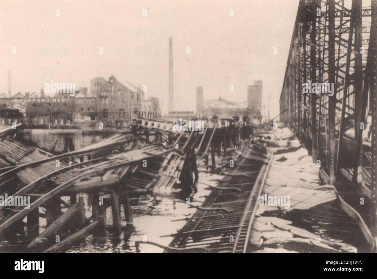 Japan Earthquake 1923: The wreckage of Azumabashi bridge on the Sumida river Stock Photo