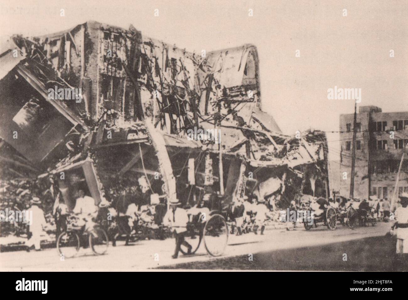 Japan Earthquake 1923: The sad fate of a strong large brick structure - The ruins of Maruzen & Co.'s shop at Nihombashi, which collapsed Stock Photo