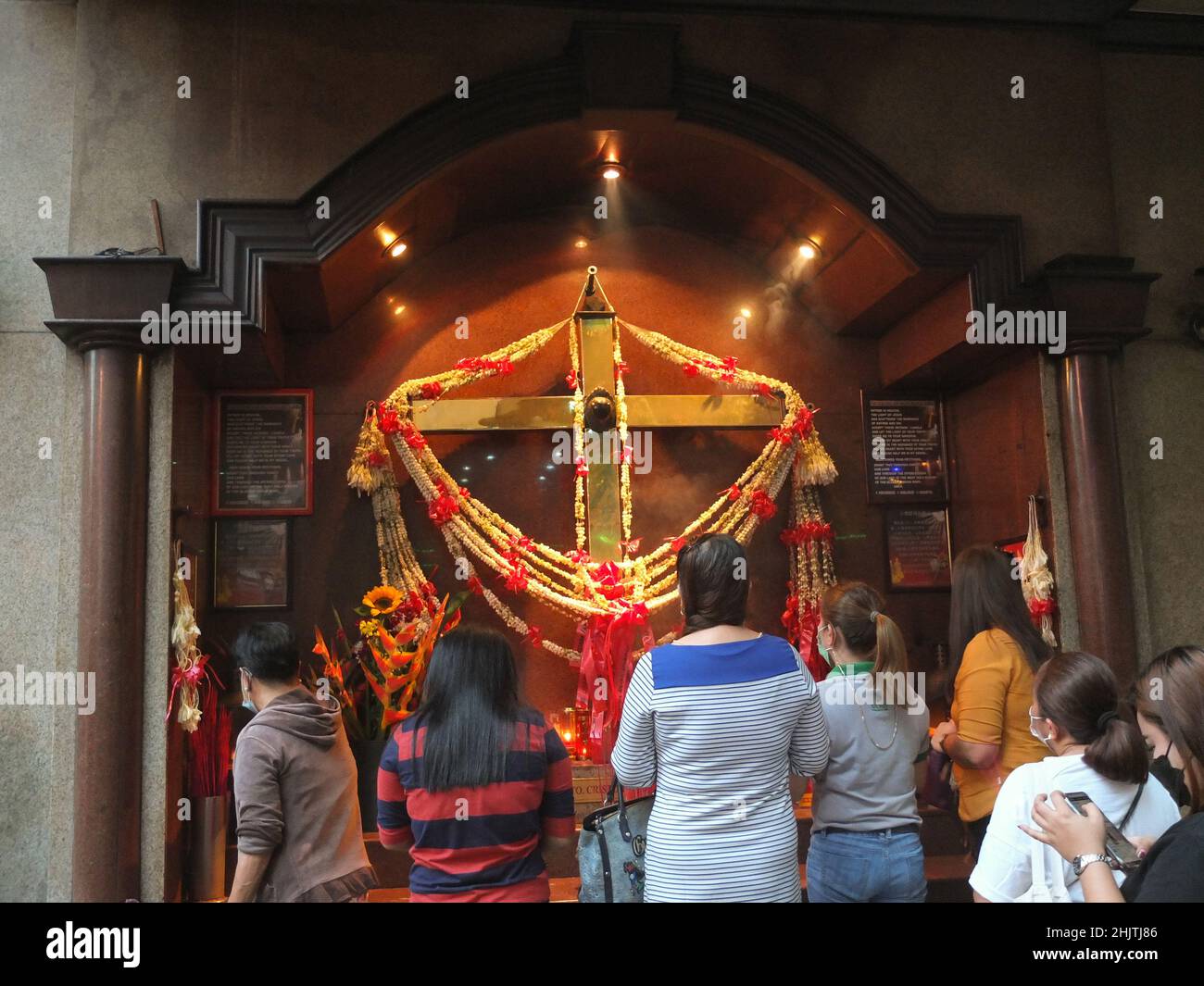 Manila, Philippines. 31st Jan, 2022. Filipino Chinese pray at the Sto Cristo de Longos shrine at the corner of Ongpin Street.The city government of Manila bans all public Chinese new year festivities and called upon officials of the Chinatown district to strictly implement the executive order and the minimum health standards as the covid-19 remains a threat. This is the second year that the city cancels the public Lunar or Chinese New Year celebrations. Credit: SOPA Images Limited/Alamy Live News Stock Photo