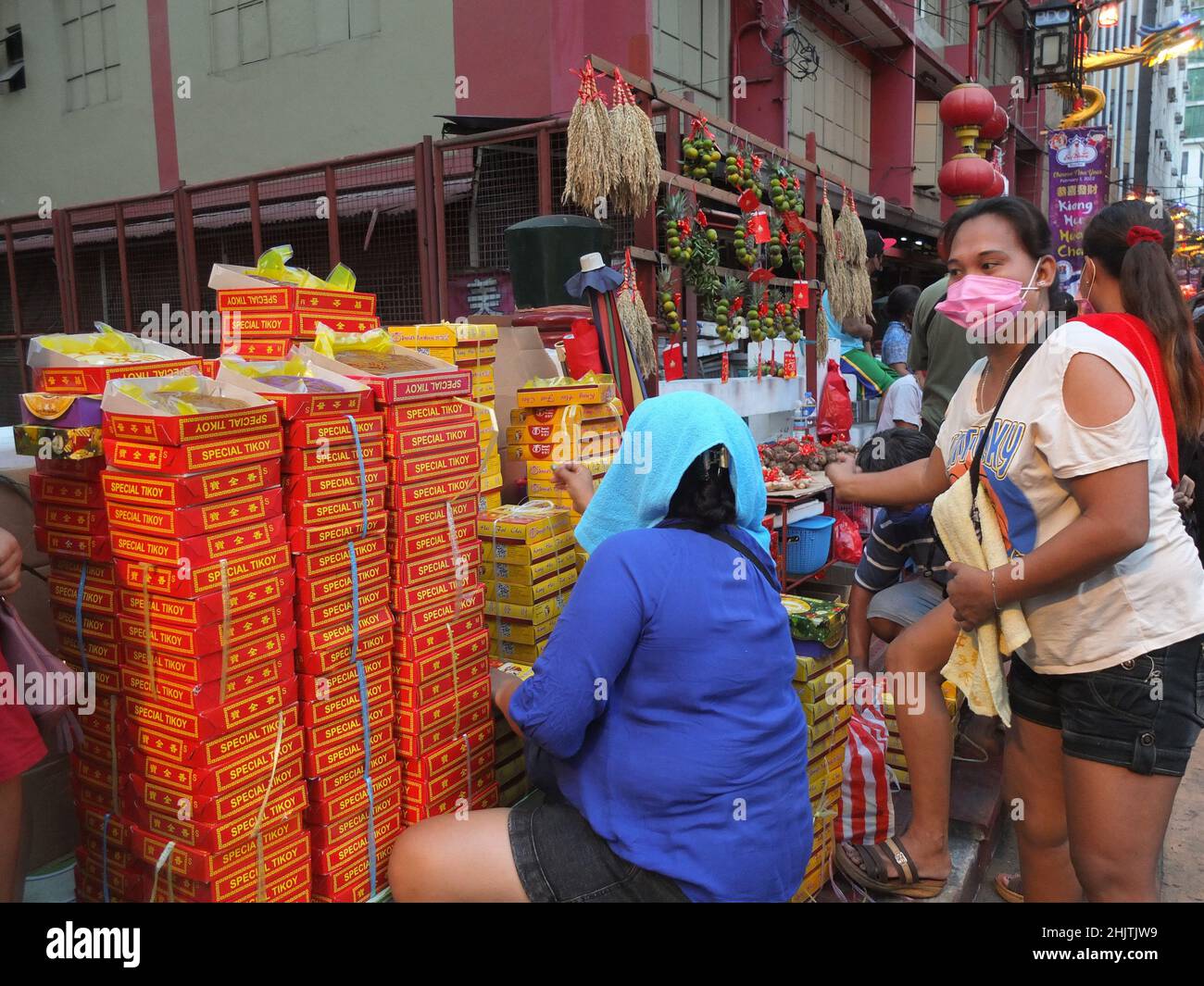 Manila, Philippines. 31st Jan, 2022. Vendor seen selling boxes of tikoy or Chinese rice cakes along Ongpin Street in Binondo.The city government of Manila bans all public Chinese new year festivities and called upon officials of the Chinatown district to strictly implement the executive order and the minimum health standards as the covid-19 remains a threat. This is the second year that the city cancels the public Lunar or Chinese New Year celebrations. (Photo by Josefiel Rivera/SOPA Images/Sipa USA) Credit: Sipa USA/Alamy Live News Stock Photo