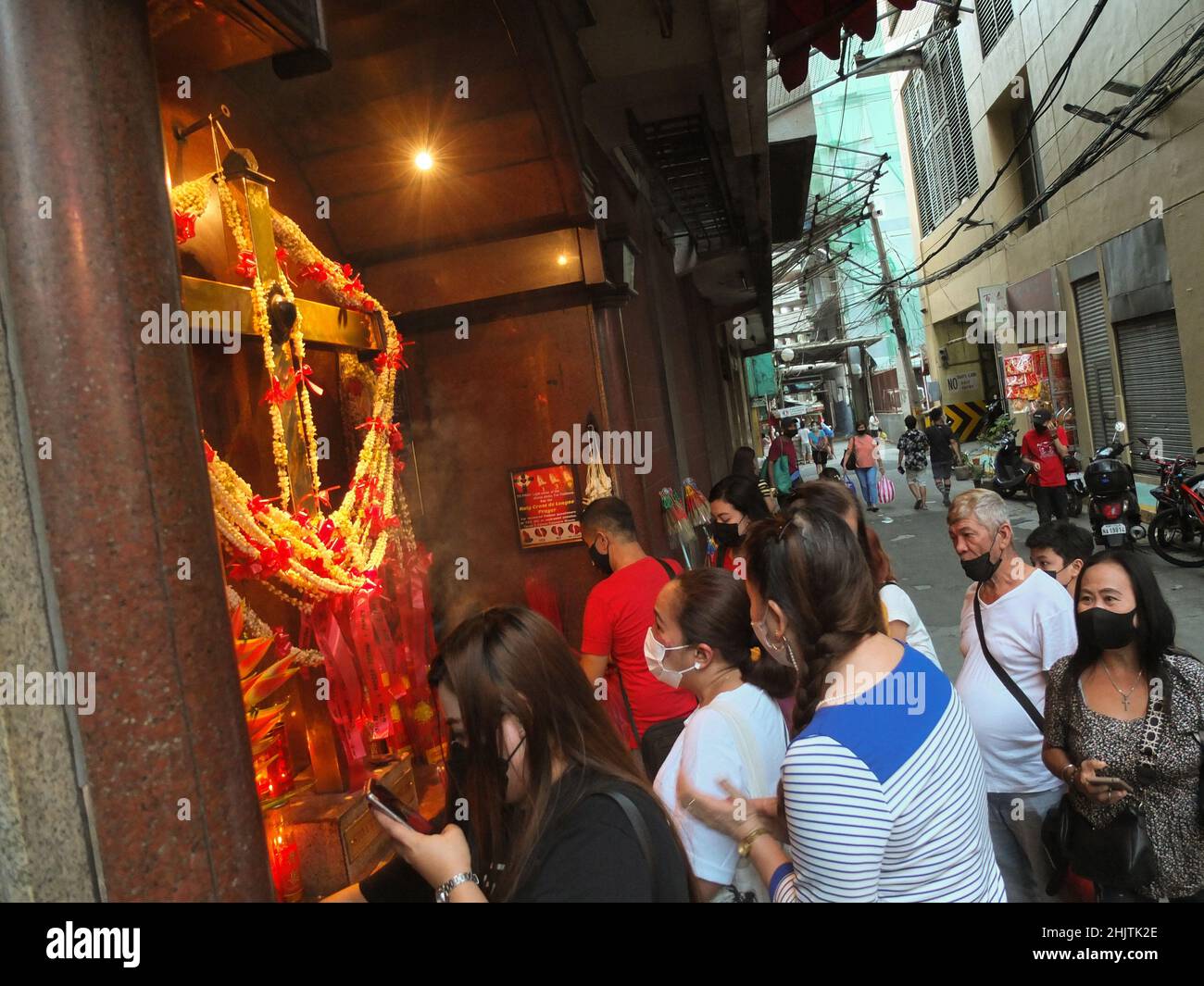 Manila, Philippines. 31st Jan, 2022. Filipino Chinese pray at the Sto Cristo de Longos shrine at the corner of Ongpin Street.The city government of Manila bans all public Chinese new year festivities and called upon officials of the Chinatown district to strictly implement the executive order and the minimum health standards as the covid-19 remains a threat. This is the second year that the city cancels the public Lunar or Chinese New Year celebrations. (Photo by Josefiel Rivera/SOPA Images/Sipa USA) Credit: Sipa USA/Alamy Live News Stock Photo