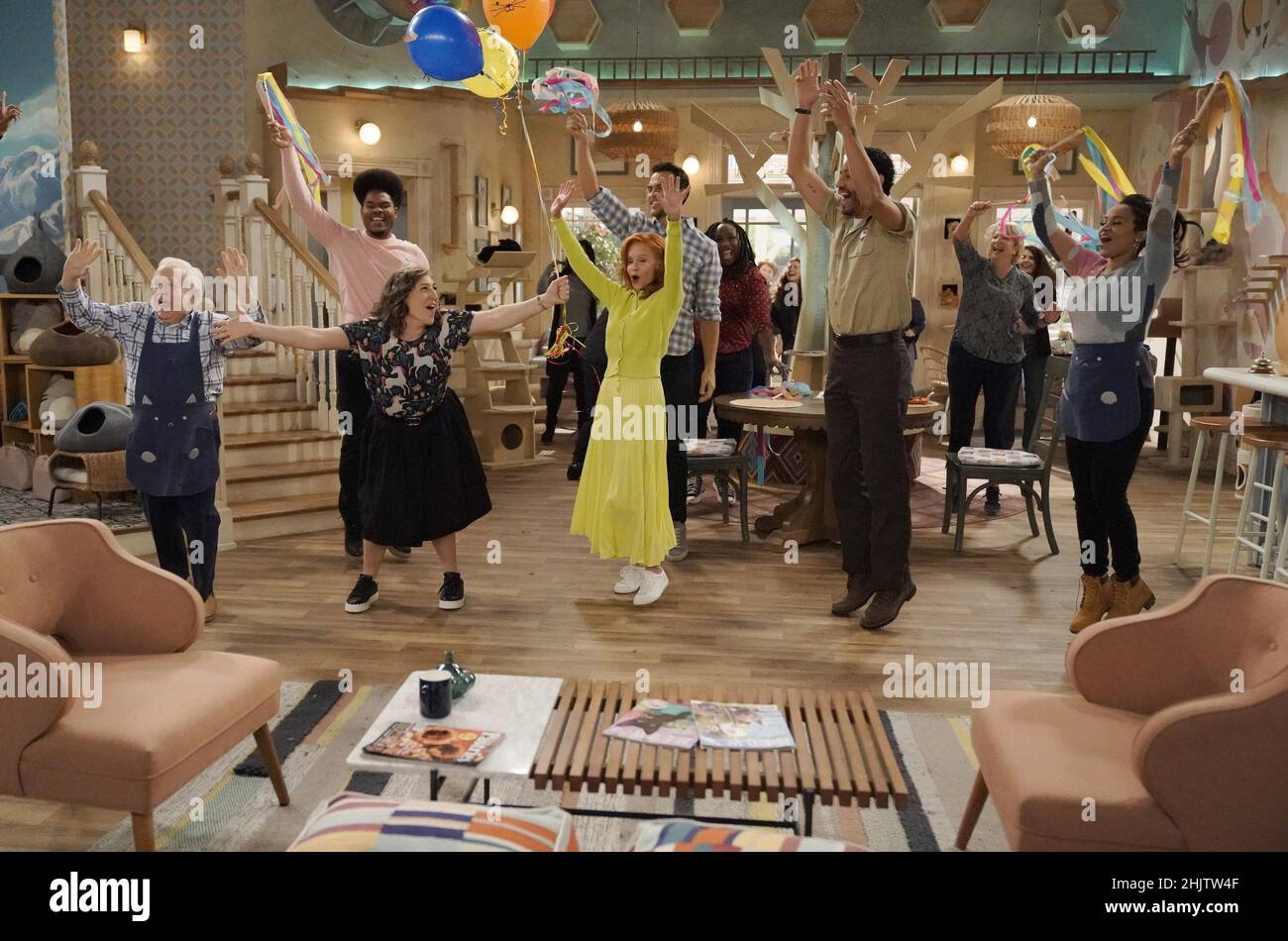 Call Me Kat From Left Leslie Jordan Julian Gant Mayim Bialik Swoosie Kurtz Cheyenne Jackson Christopher Rivas Kyla Pratt Call Me Forty Season 2 Ep 2 Aired Jan 27 22 Photo Lisa