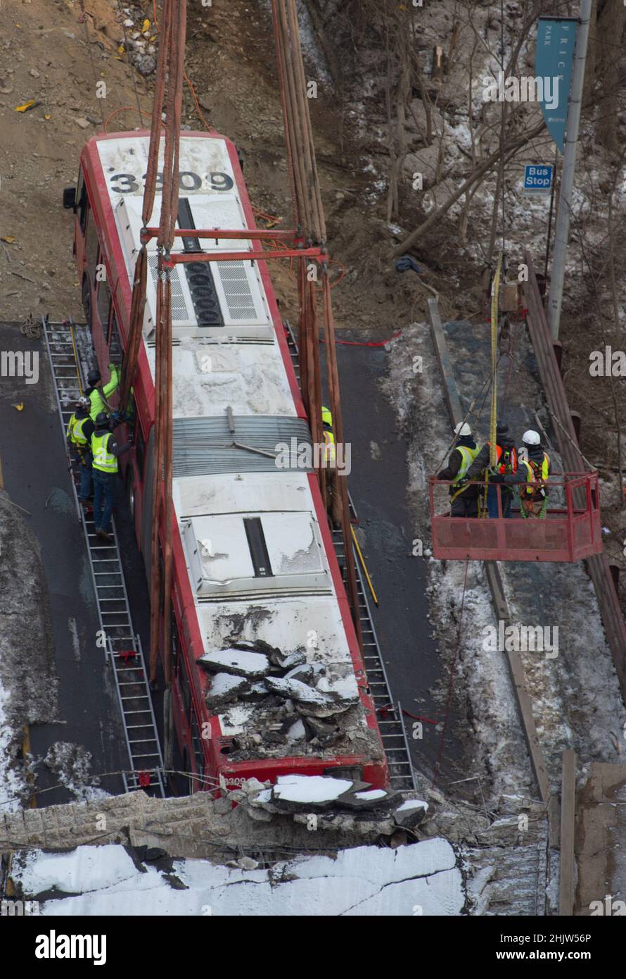 Pittsburgh, United States. 31st Jan, 2022. Recovery crews work to prepare the 60 foot long articulated Port Authority bus before lifting it from the site of the Fern Hollow Bridge collapse on Monday, January 31, 2022 in Frick Park in Pittsburgh. The bridge collapsed on Friday morning with injuries, but no loss of life. Photo by Archie Carpenter/UPI Credit: UPI/Alamy Live News Stock Photo