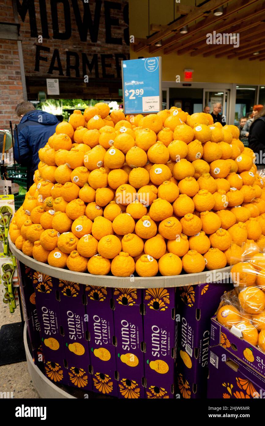 https://c8.alamy.com/comp/2HJW6MR/an-artistic-pyramidal-display-of-sumo-citrus-mandarins-in-the-produce-department-of-whole-foods-market-st-paul-minnesota-mn-usa-2HJW6MR.jpg