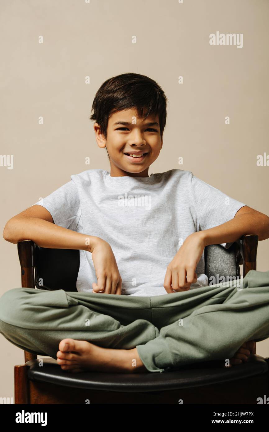 Sitting with folded legs hires stock photography and images Alamy
