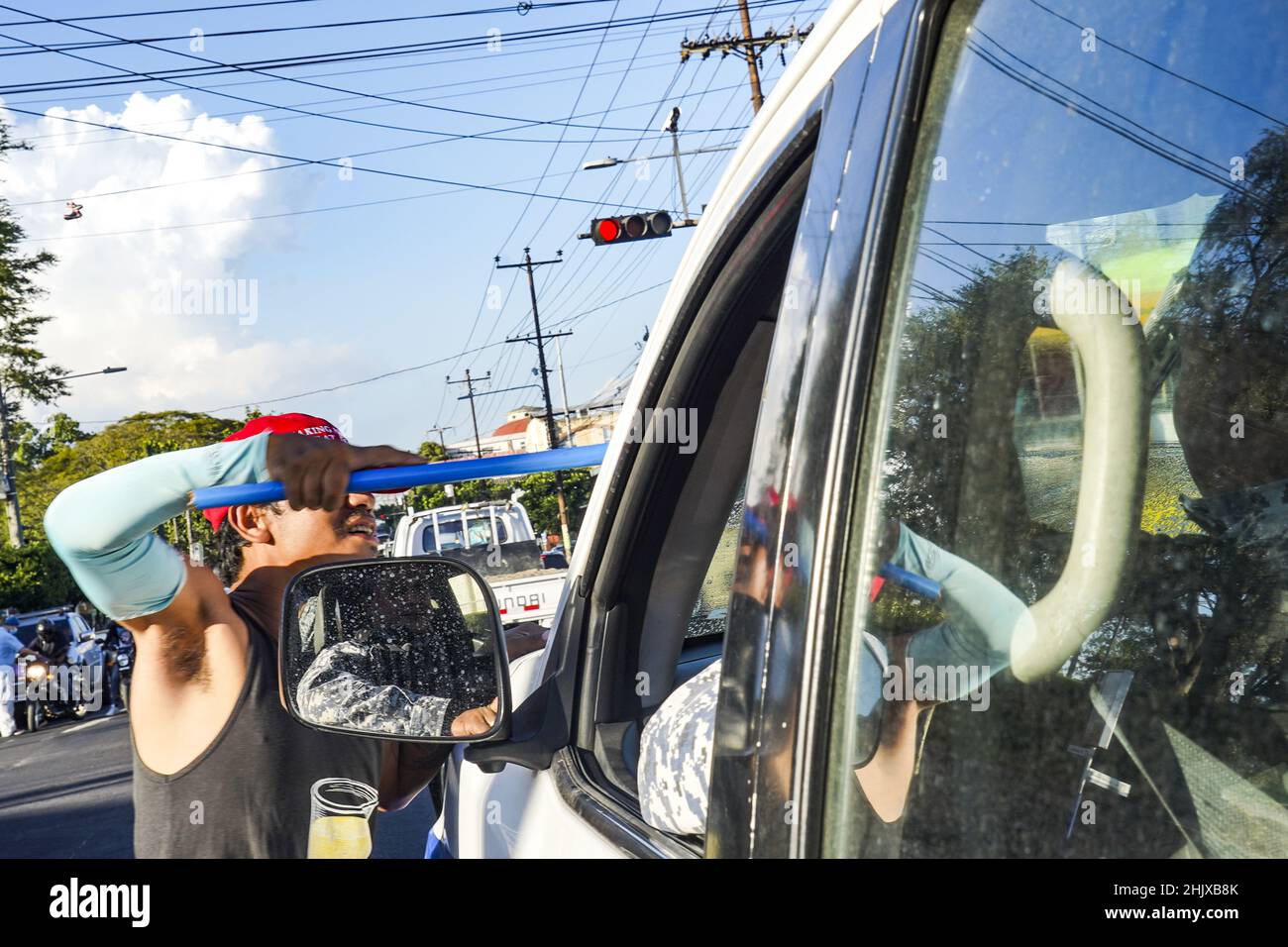 San Salvador, El Salvador. 31st Jan, 2022. A window cleaner wipes a police  car during a police patrol. (Credit Image: © Camilo Freedman/SOPA Images  via ZUMA Press Wire Stock Photo - Alamy