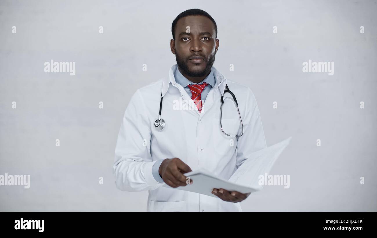 Doctor holding folder hi-res stock photography and images - Alamy