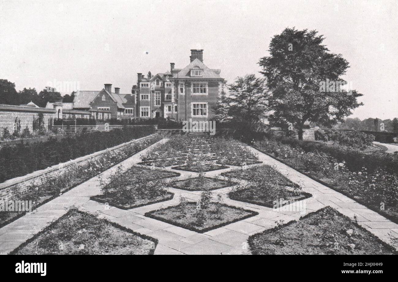 Dunchurch Lodge, Dunchurch, Rugby : Rose Garden. Warwickshire. Gilbert Fraser, Architect (1908) Stock Photo