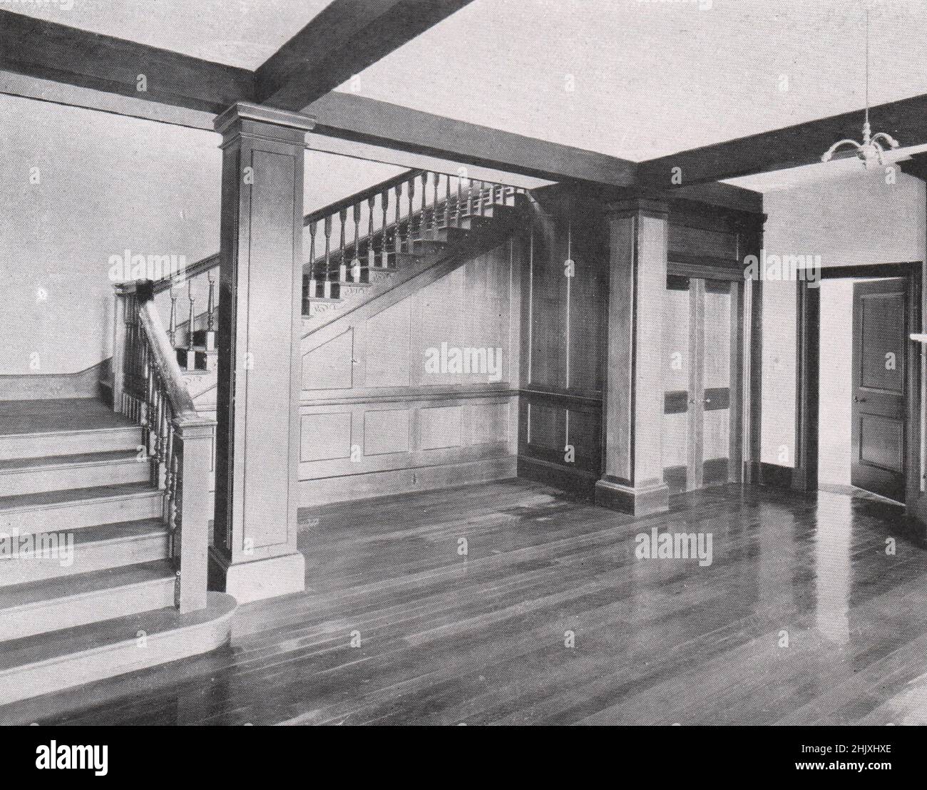 Horn Park, Dorset : The Hall and Staircase. T. Lawrence Dale, Architect (1908) Stock Photo