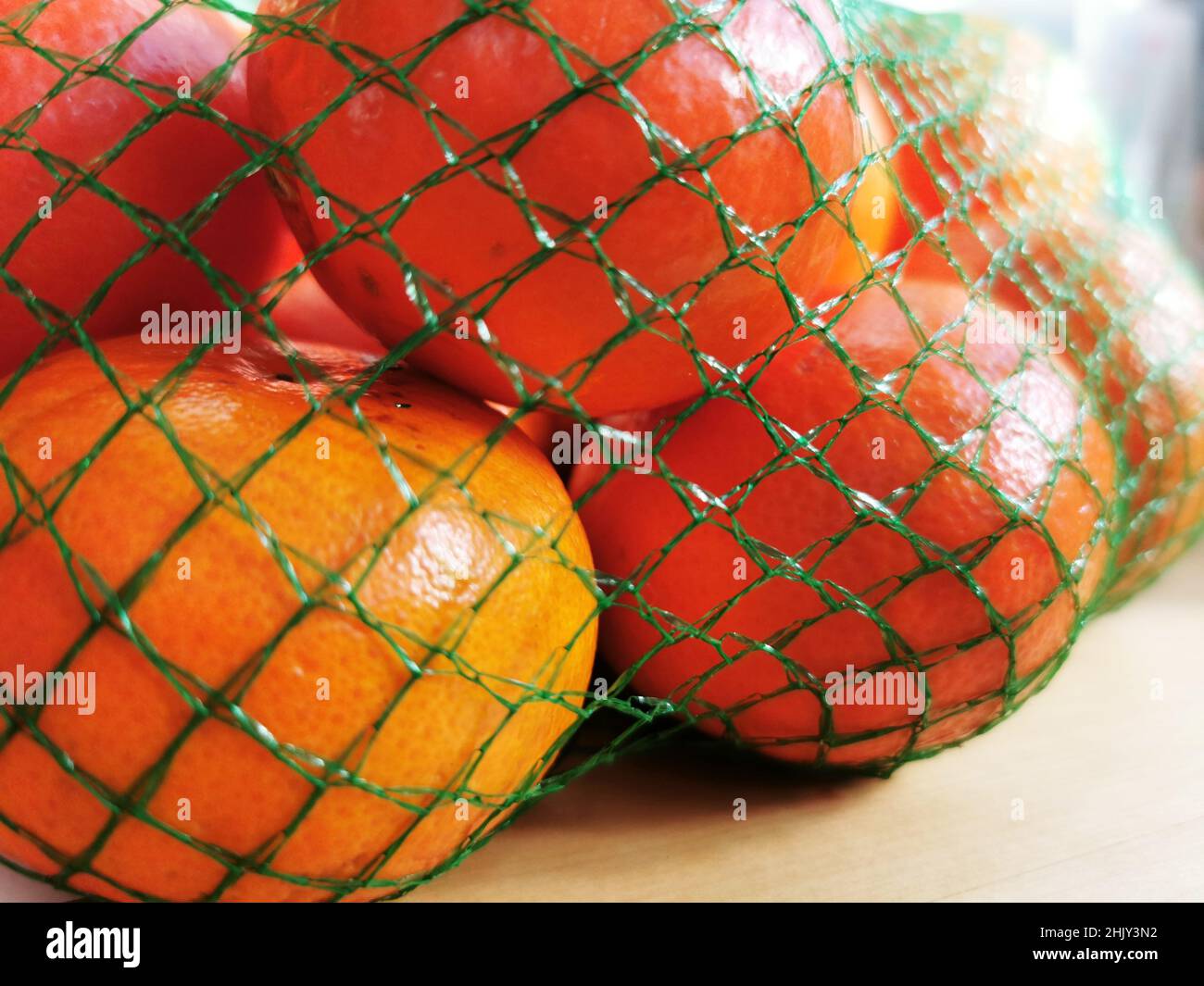 https://c8.alamy.com/comp/2HJY3N2/closeup-of-the-ripe-fresh-oranges-in-the-mesh-bag-2HJY3N2.jpg