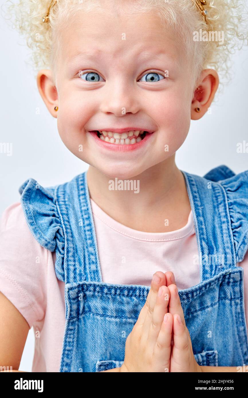 Surprise, excitement and fascination concept. Excited big blue eyed girl smiling, shocked with astonishing unexpected news, having amazed look, showin Stock Photo