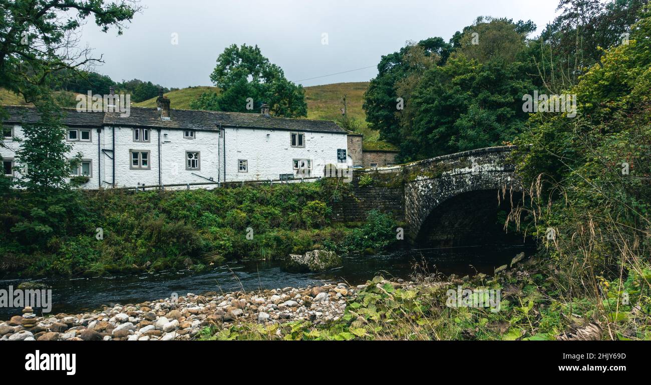 The George Inn village pub in autumn with the River Wharfe in front, Hubberholme, Upper Wharfedale, Yorkshire Dales National Park, North Yorkshire, En Stock Photo