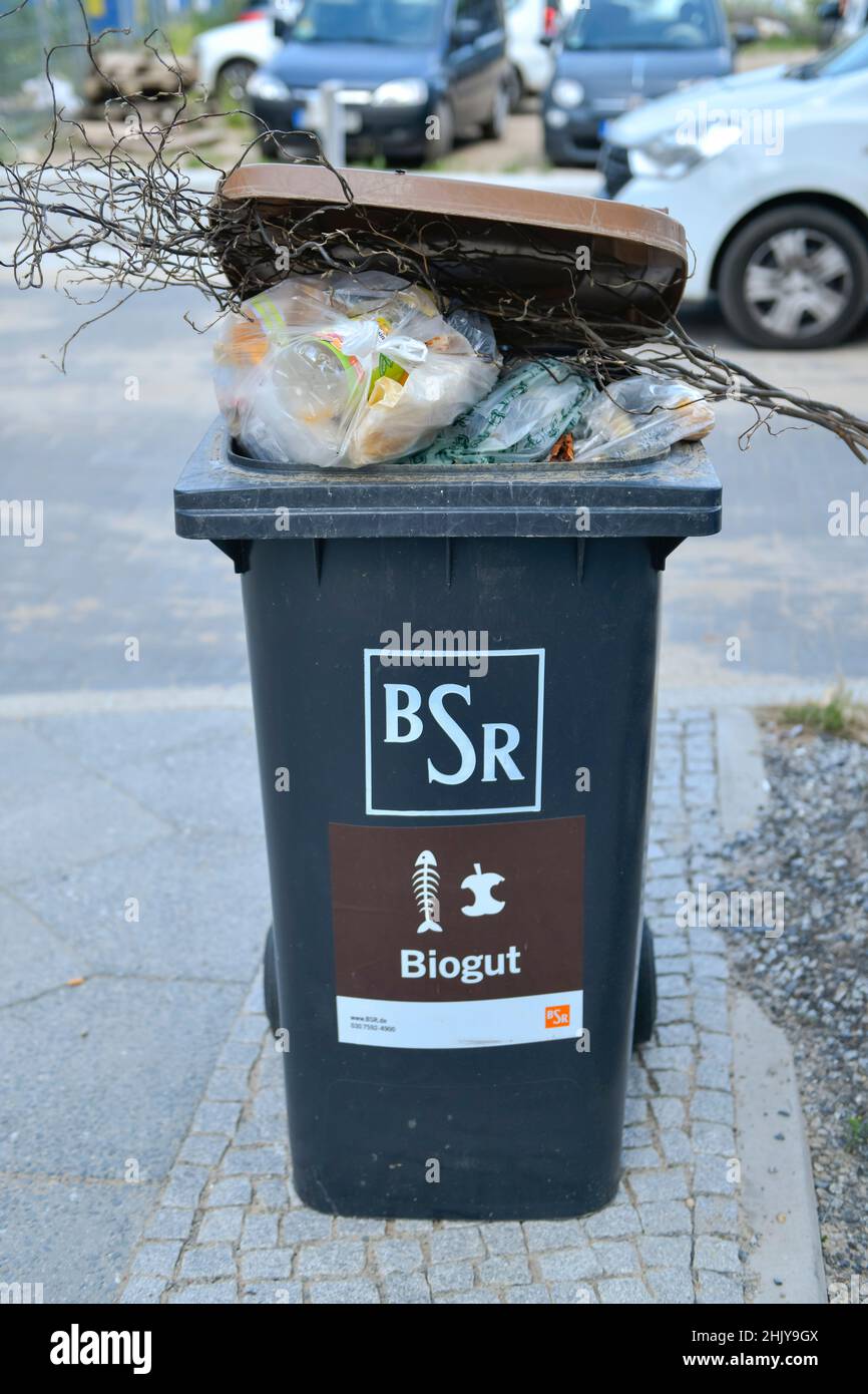 Biogut Mülleimer, BSR, falsch befüllt, Plastik Abfall, Mitte, Berlin, Deutschland Stock Photo
