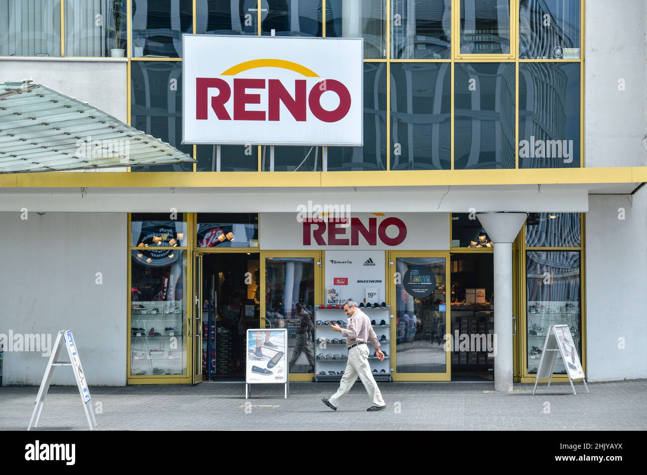 Reno Schuhgeschäft, Porschestraße, Wolfsburg, Niedersachsen, Deutschland  Stock Photo - Alamy