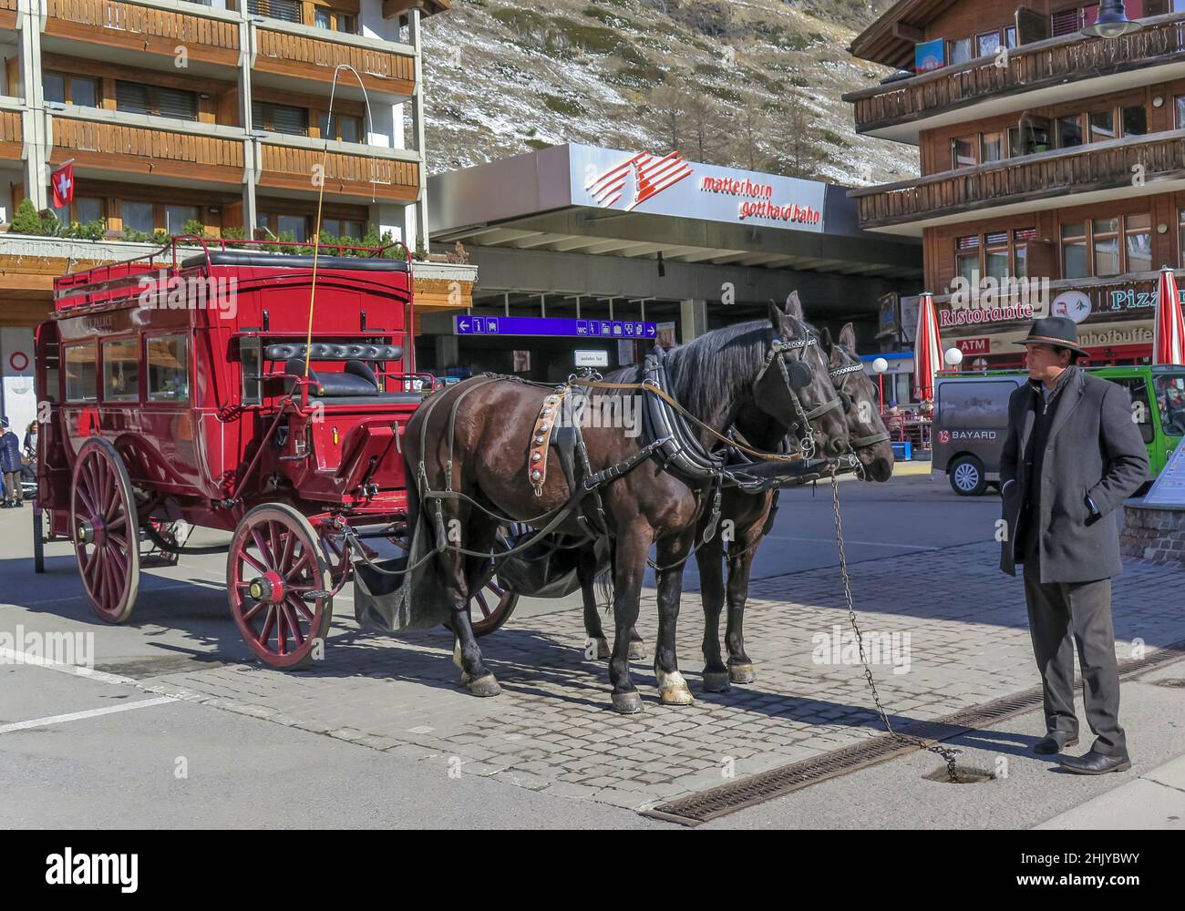 Pferdekutsche, Bahnhofplatz, Zermatt, Wallis, Schweiz Stock Photo - Alamy