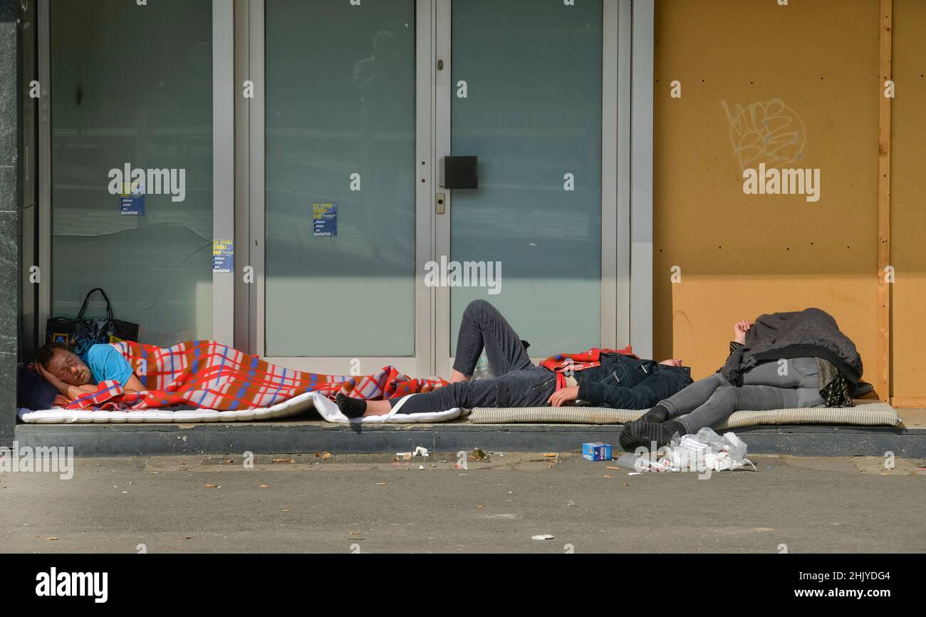 Obdachlose, Martin-Luther-Platz, Düsseldorf, Nordrhein-Westfalen, Deutschland Stock Photo