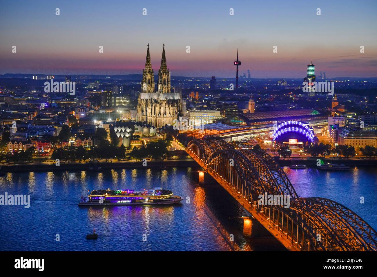Kölner Stadtpanorama mit Dom, Altstadt, Rhein, Hohenzollernbrücke, Köln ...