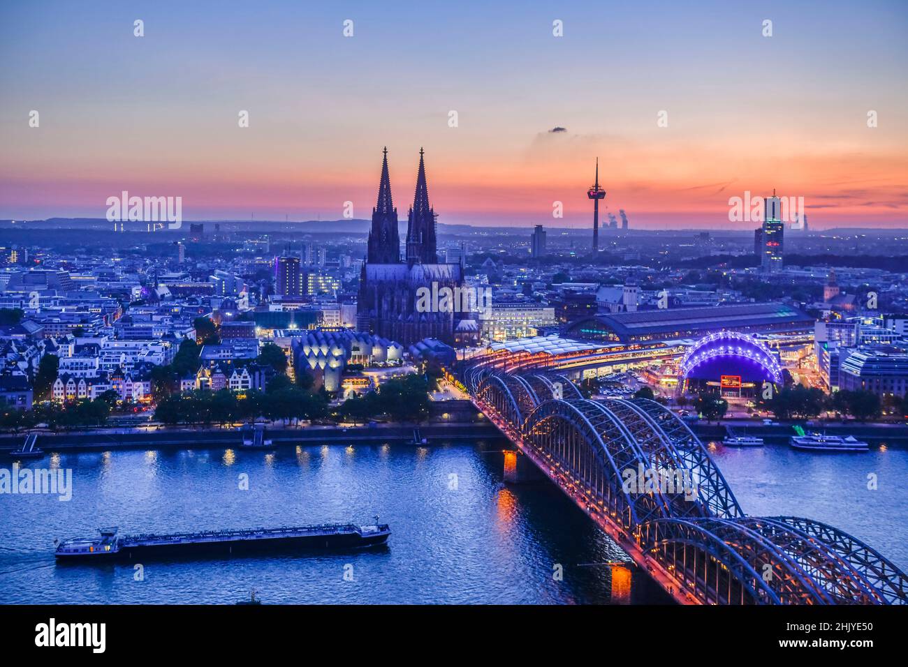 Kölner Stadtpanorama mit Dom, Altstadt, Rhein, Hohenzollernbrücke, Köln ...