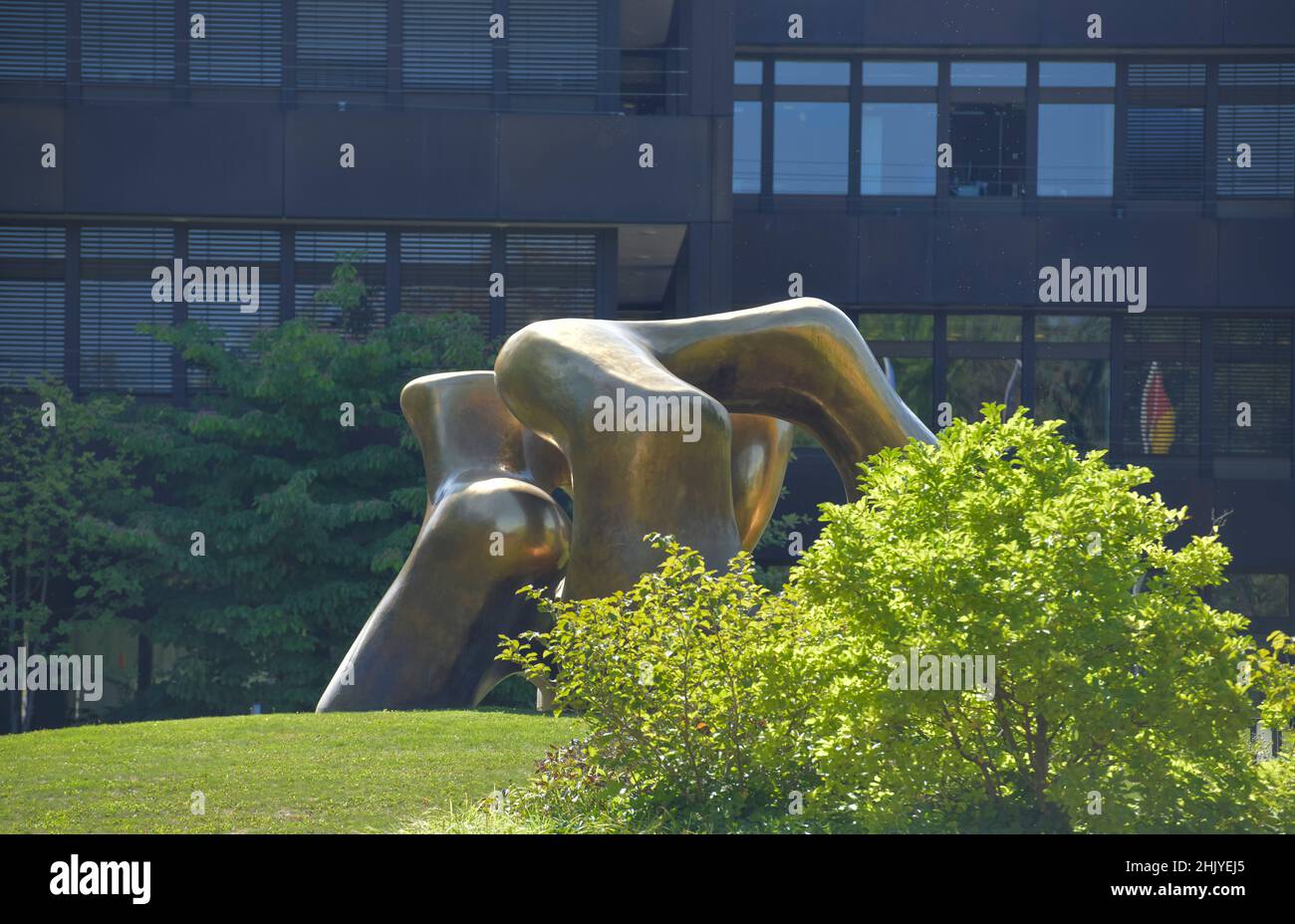 Skulptur von Henry Moore 'Large Two Forms' , Bundesministerium für wirtschaftliche Zusammenarbeit und Entwicklung, ehemaliges Bundeskanzleramt, Strese Stock Photo