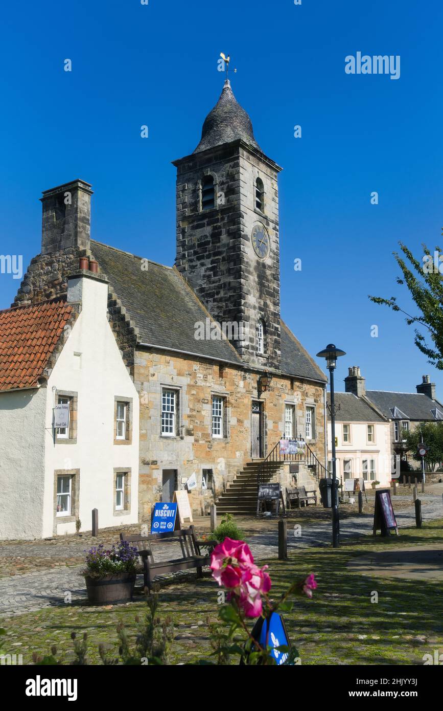Ancient Culross village on Fife Coastal Path. Beside River Forth. Showing Culross Square with historic museum  Townhouse.  Fifeshire, Fife and Kinross Stock Photo