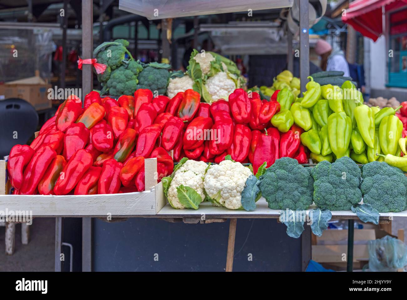 Fresh Vegetables Autumn Produce at Farmers Market Stall Stock Photo - Alamy