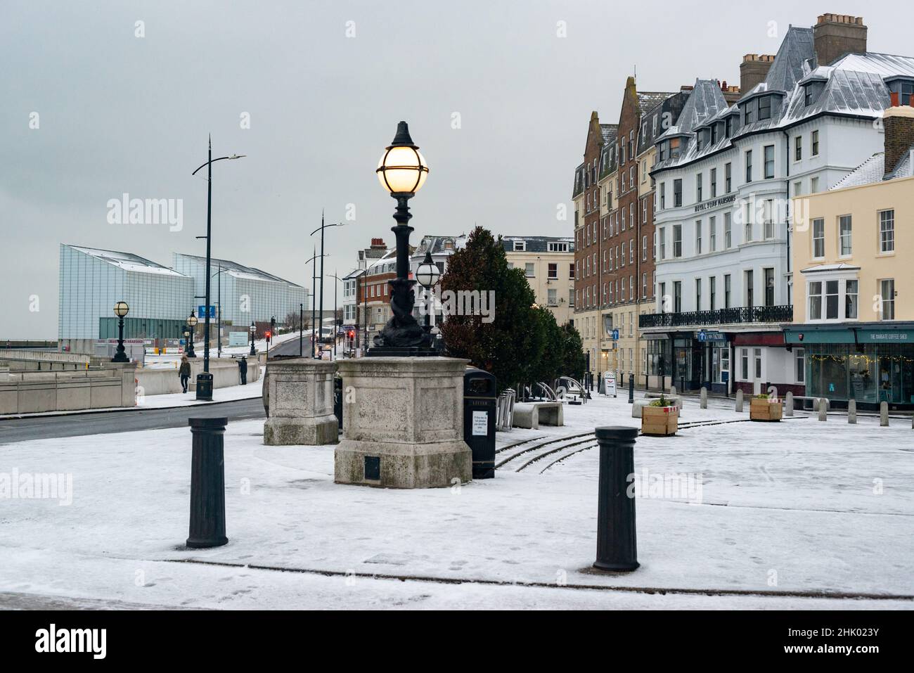 The Parade opposite the seafront in Margate with the Turner Contemporary behind in the snow, Margate, Kent, UK Stock Photo